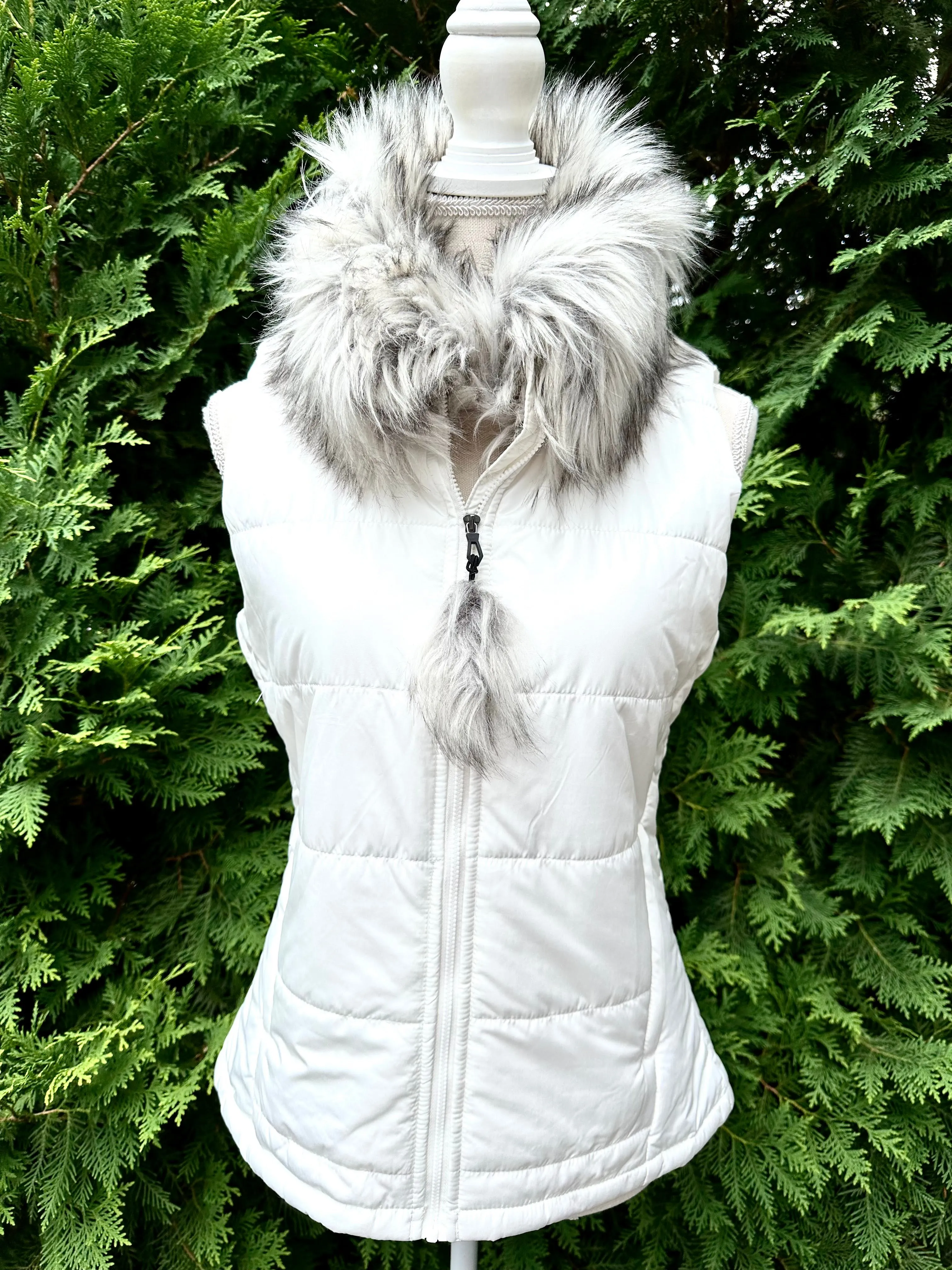 Blondie White Puffer Vest w Silver Fox Faux Fur (PFFWhite 01)