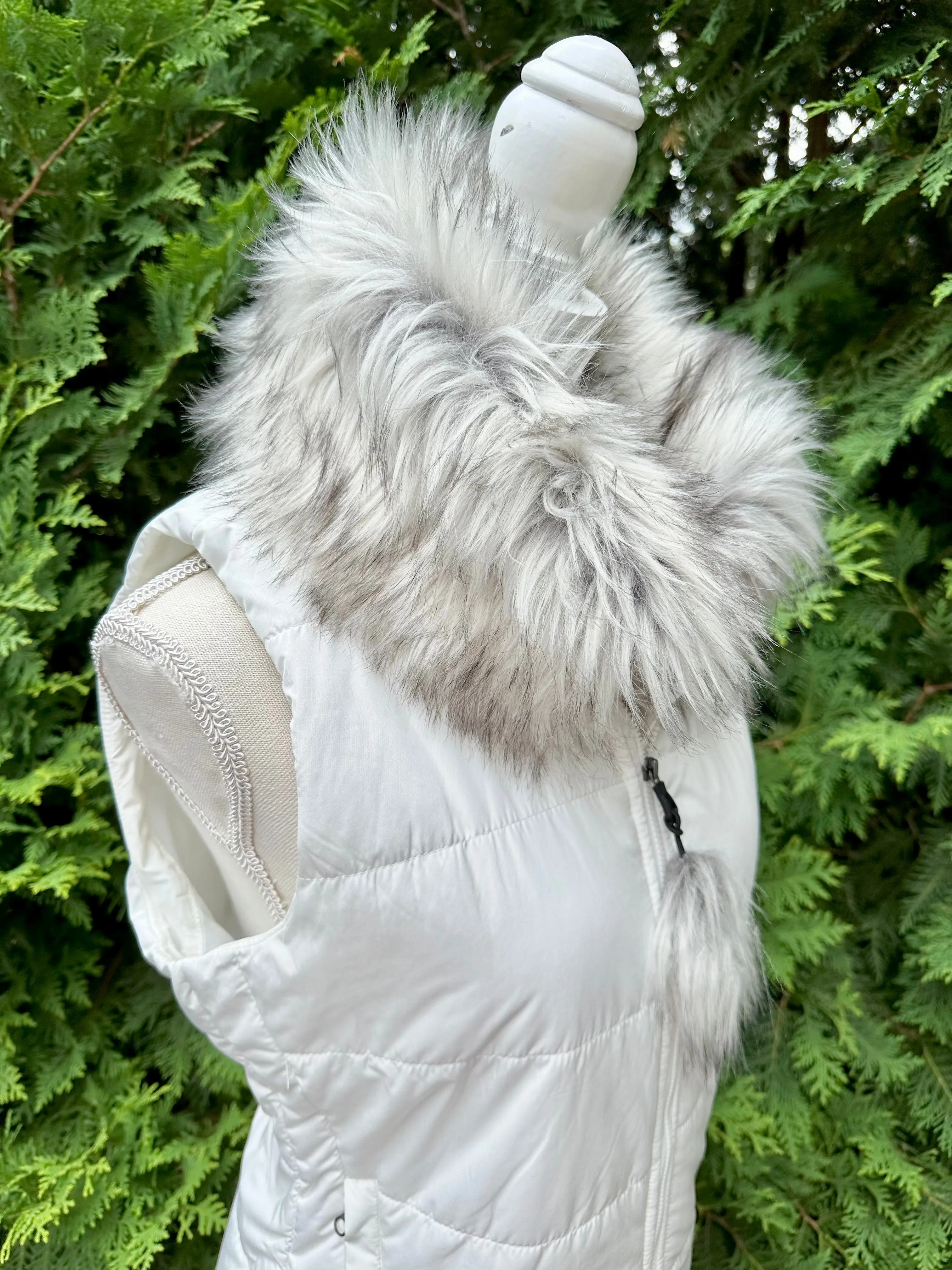 Blondie White Puffer Vest w Silver Fox Faux Fur (PFFWhite 01)