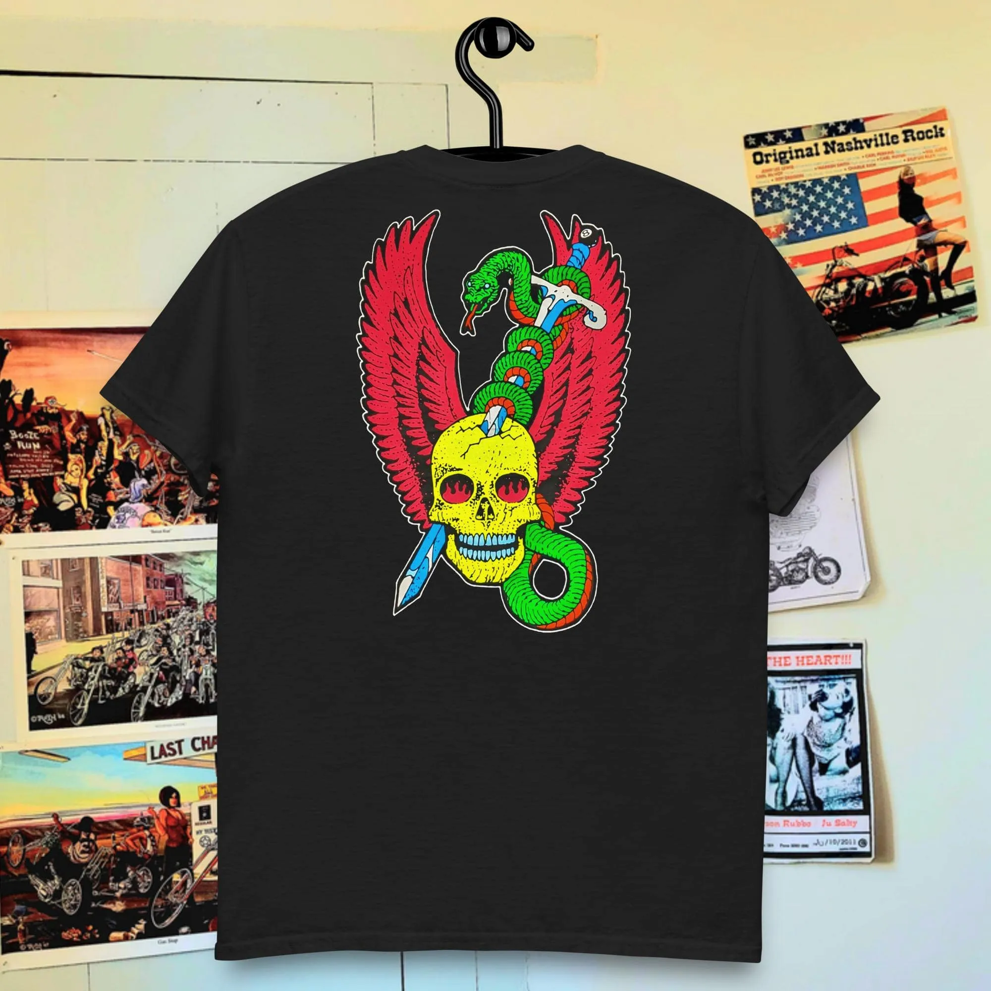 T-Shirt Snake on Skully head.